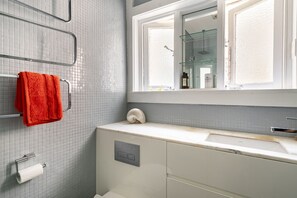 Douche, serviettes fournies, papier de toilette