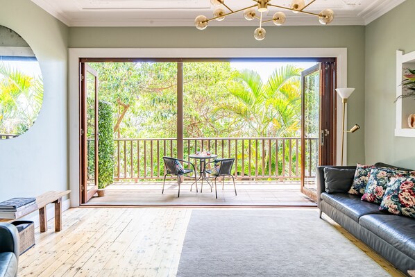 Living area - 2 Bedroom Modern & Bright Apt, Bondi Beach,2 mns From Beach (Bondi Beach)