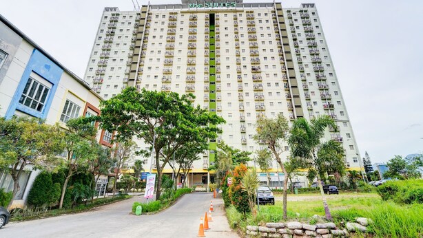 A high-rise building with a sign reading "the Suites" at the top. - OYO Life 93086 Apartemen The Suite Metro By Abbah Property (Bandung)