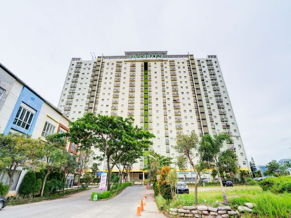 Exterior - OYO Life 93086 Apartemen The Suite Metro By Abbah Property (Bandung)
