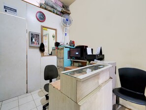 Reception - OYO Life 93086 Apartemen The Suite Metro By Abbah Property  (Bandung)