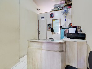 Reception - OYO Life 93086 Apartemen The Suite Metro By Abbah Property (Bandung)