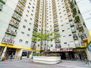Exterior - OYO Life 93086 Apartemen The Suite Metro By Abbah Property  (Bandung)
