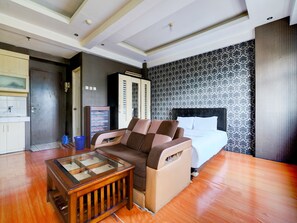 Deluxe Double Room | Desk, free WiFi, bed sheets - OYO Life 93086 Apartemen The Suite Metro By Abbah Property  (Bandung)