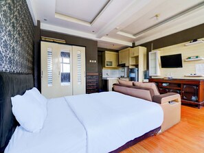 Deluxe Double Room - OYO Life 93086 Apartemen The Suite Metro By Abbah Property (Bandung)