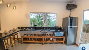 Køleskab, mikrobølgeovn, kogeplade, brødrister