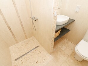 A bathroom with a shower, a sink, and a toilet. - Sutton Newbold Cottage (Trimdon Station)