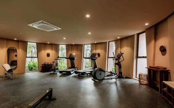 Ein Fitnessraum mit Laufbändern, Ergometer und Rudergerät.