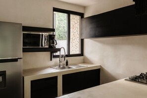 Geladeira, micro-ondas, cooktop, cafeteira/chaleira