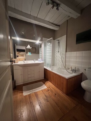 Shower, hair dryer, towels, soap - Grande Maison Avec vue Exceptionnelle sur le Lot (Calvignac)