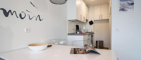 Kühlschrank, Mikrowelle, Ofen, Wasserkocher mit Kaffee-/Teezubehör