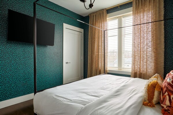 3 habitaciones, escritorio, tabla de planchar con plancha y wifi gratis 