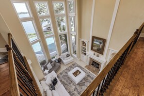 TV connectée, cheminée, table de tennis de table