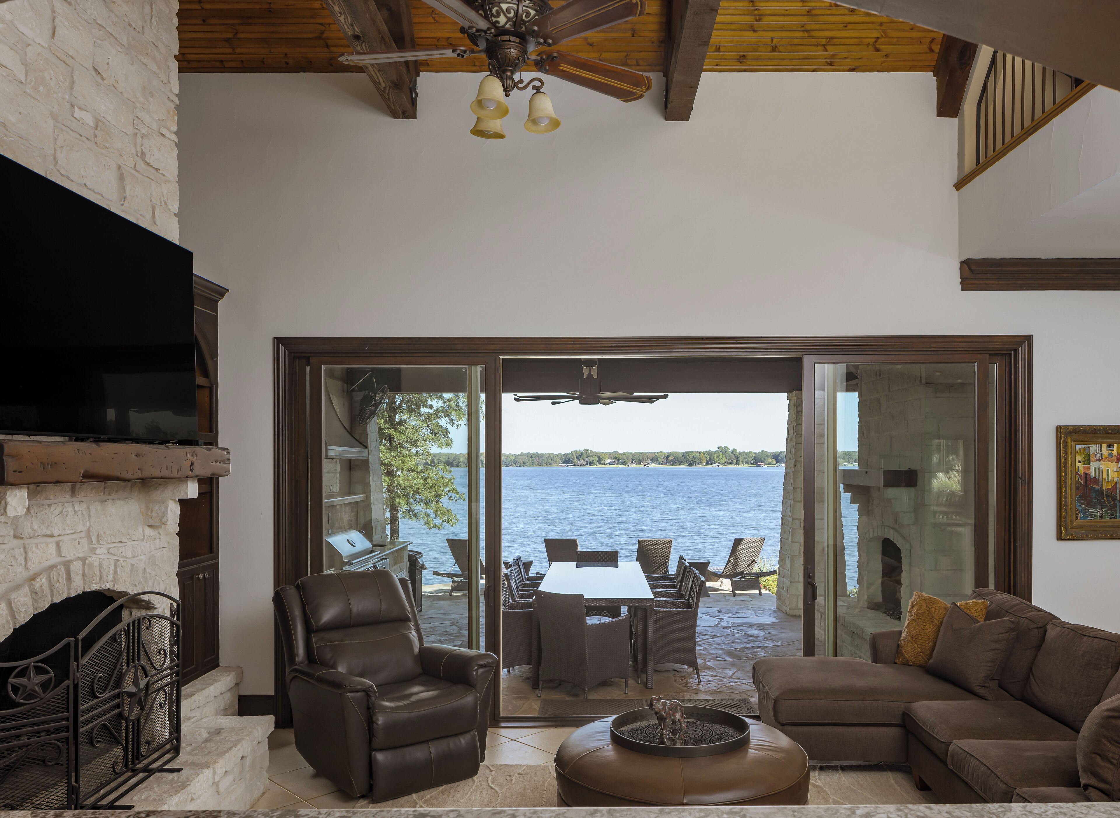 Smart-TV, Kamin, Tischtennisplatte