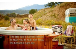 Outdoor spa tub - Bougie TinyHome w View & Hot Tub near Hot Springs (El Prado)