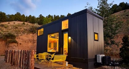 Bougie TinyHome w Mountain Views,HotTub, Just 2 mi. from Black Rock Hot Springs