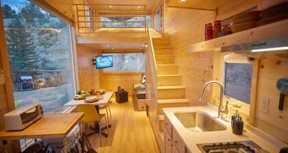 Bougie TinyHome w View & Hot Tub near Hot Springs
