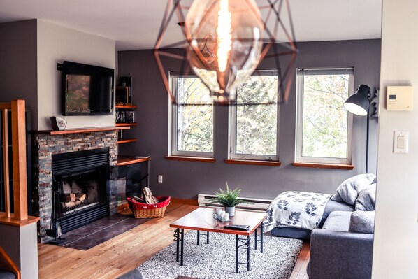 Smart TV, fireplace, DVD player, table football