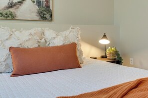 4 bedrooms, desk, iron/ironing board, travel cot