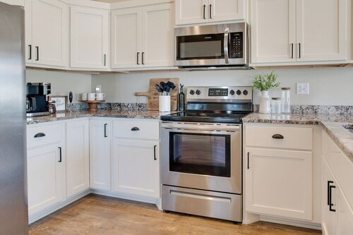 Deer Creek Haven · Near I29 & I94 | Spacious 4BR | Family Ready