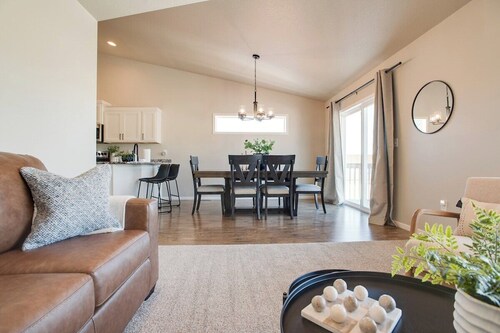 Easy Access I29 & I94 - Family Friendly - Spacious