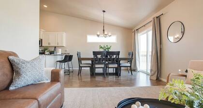 Easy Access I29 & I94 - Family Friendly - Spacious