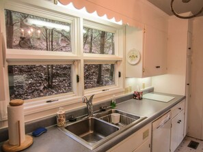 Fridge, microwave, oven, stovetop - Glenn Wood Cottage in gated Hound Ears community (Boone)