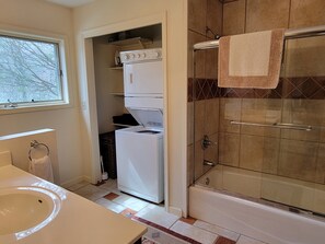 Shower, towels - Glenn Wood Cottage in gated Hound Ears community (Boone)