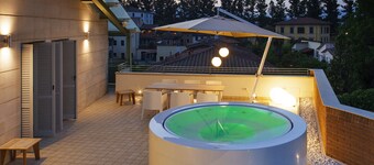 Canticle Lucca Luxury Apartment with Elevator, Terrace, Parking and Jacuzzi