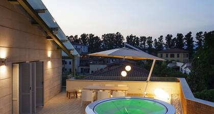 Canticle Lucca Luxury Apartment with Elevator, Terrace, Parking and Jacuzzi
