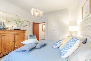 5 quartos, ferros/tábuas de passar roupa, roupa de cama