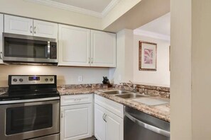 Fridge, microwave, oven, stovetop - Awesome Hilton Head Coligny Beach townhome! (Hilton Head Island)