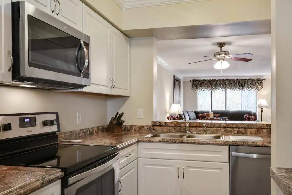 Kylskåp, mikrovågsugn, ugn och spishäll