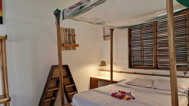 Bed sheets - Mafia Island Bungalows (Mafia Island)