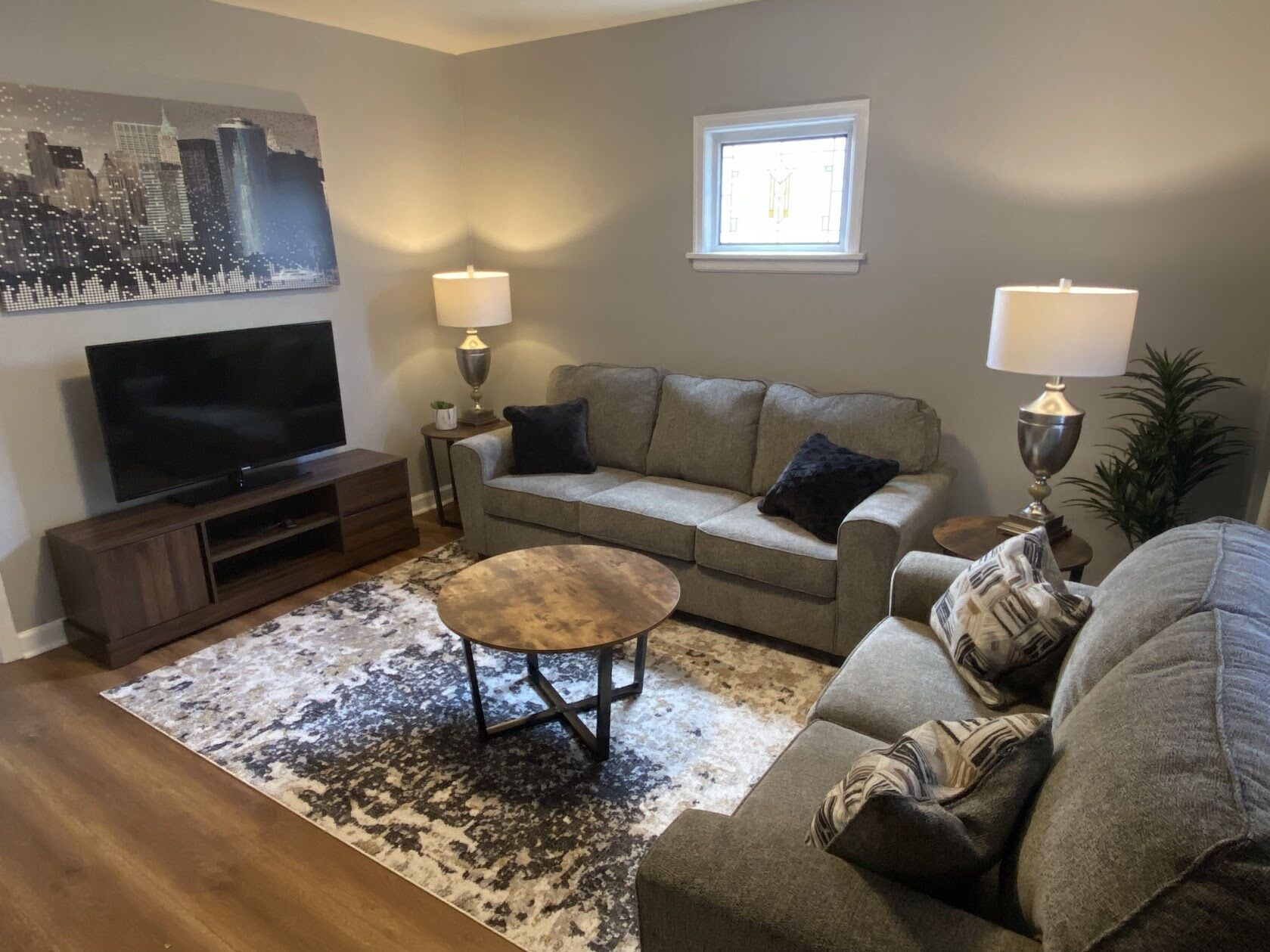 Cozy location between Bayview and the airport! Pets welcome!