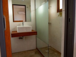 Deluxe Quadruple Room | Bathroom | Shower, rainfall showerhead, towels, soap
