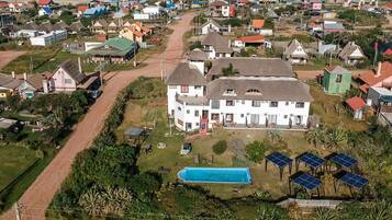 Vista frontal de la propiedad