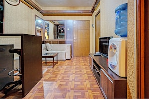 Dobbeltrom – deluxe | Oppholdsområde | En 32-tommers Flatskjerm-TV med kabel-kanaler