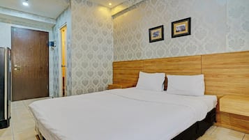 Habitació doble Deluxe | Escriptori i roba de llit