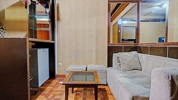 Deluxe-dobbeltværelse | Opholdsområde | 32-tommers fladskærms-tv med kabelkanaler