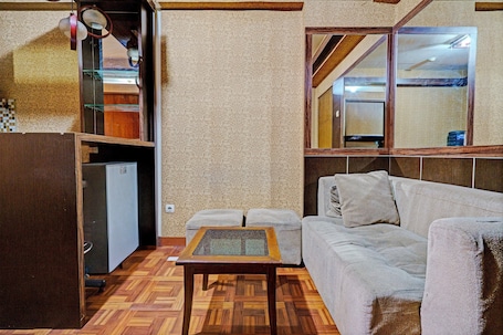 Deluxe Tek Büyük Yataklı Oda | Oturma alanı | Kablolu TV kanalları bulunan 32 inç düz ekran televizyon