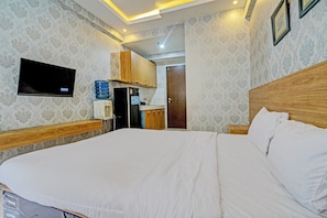 Desk, bed sheets - OYO Life 93103 Apartement Gateway Cicadas By Fikri Room (Bandung)