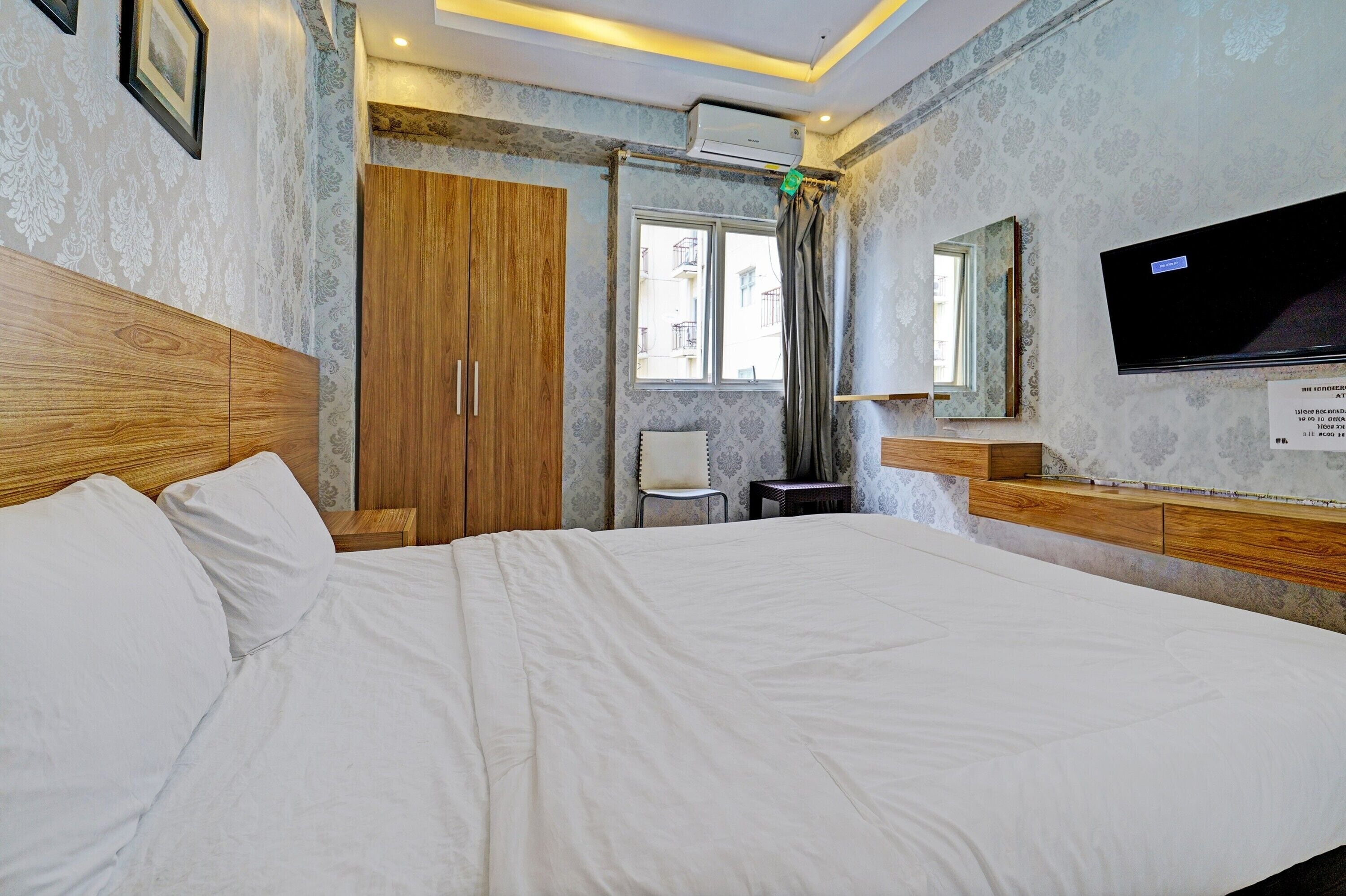 Deluxe Double Room | Desk, bed sheets