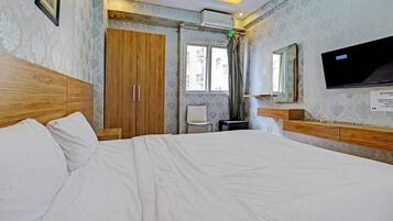 Deluxe Double Room | Desk, bed sheets