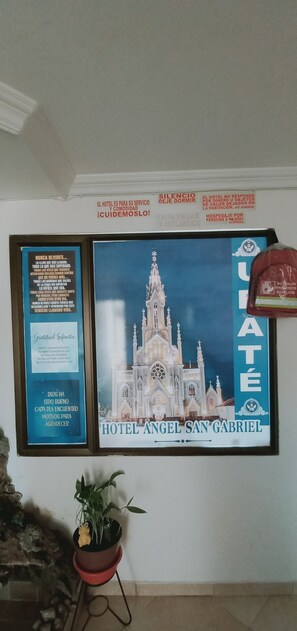 A framed poster of Hotel Angel San Gabriel with a message about gratitude and a reminder for silence. - San gabriel (Ubaté)
