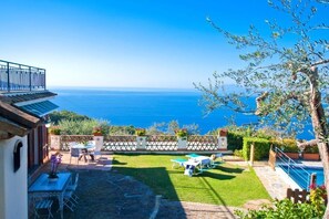 Outdoor dining - Villa with swimming pool & barbecue, sea view on Capri, Amalfi Coast 20 min away (Massa Lubrense)