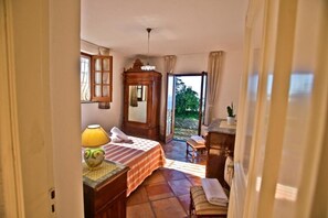 3 bedrooms, iron/ironing board, travel crib, free WiFi - Villa with swimming pool & barbecue, sea view on Capri, Amalfi Coast 20 min away (Massa Lubrense)