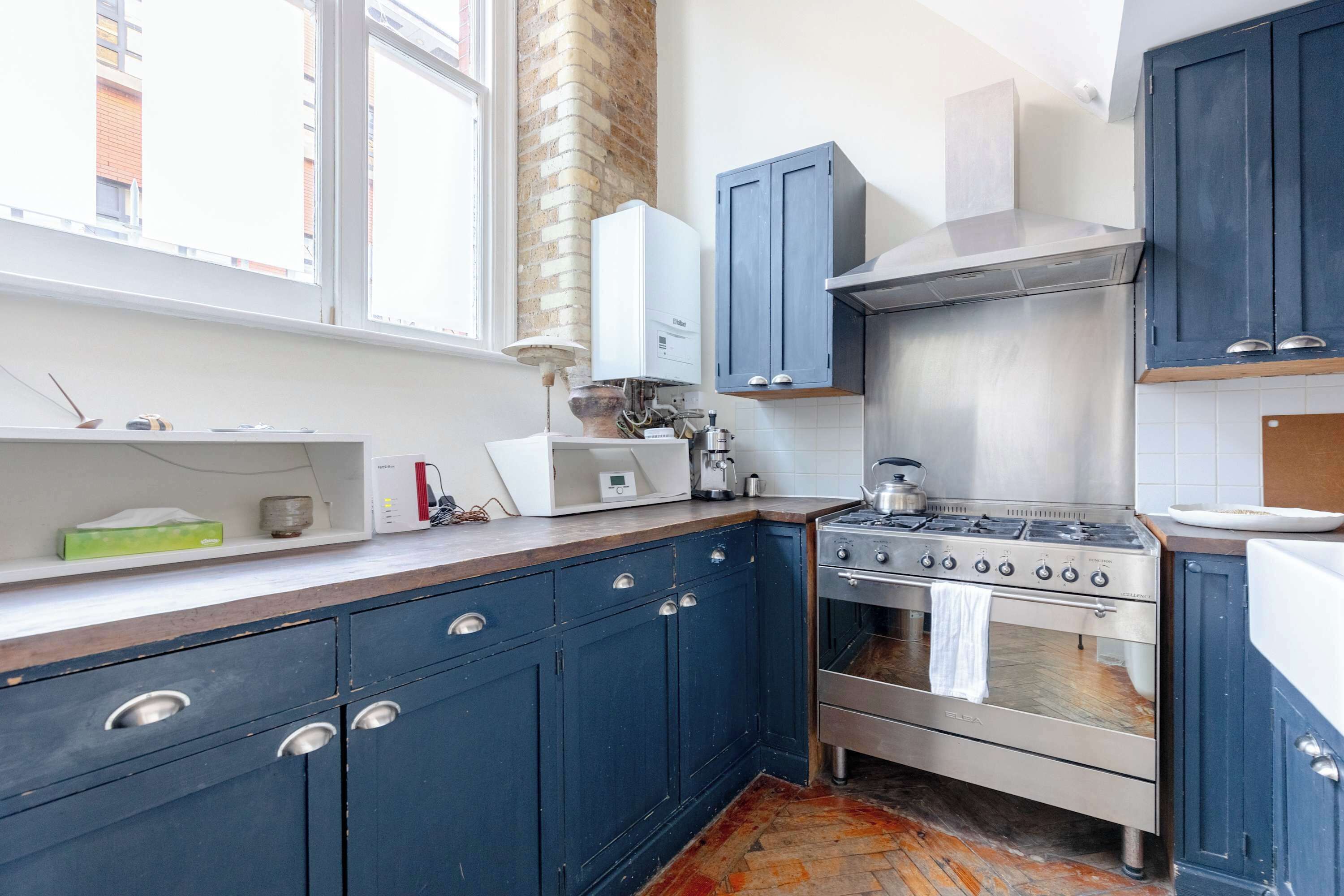 Coffee/tea maker, fridge, oven, stovetop