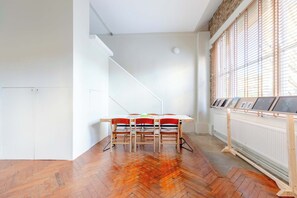 Dining - Tastefully Curated Mezzanine Studio Flat, Hackney (London)