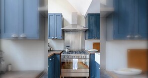 Cafetera y tetera, refrigerador, horno y parrilla de estufa 